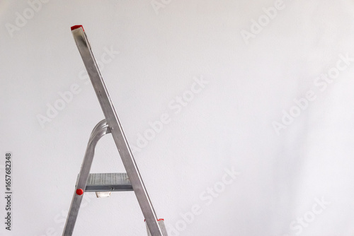 Foto a stepladder in a bright room ready for renovation