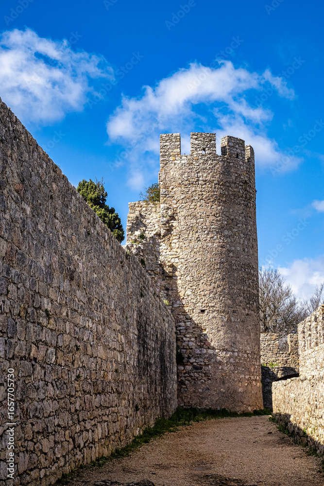 Φωτογραφία Castle and Igreja Matriz cemetery in Santiago do Cacem, Alentejo, Portugal