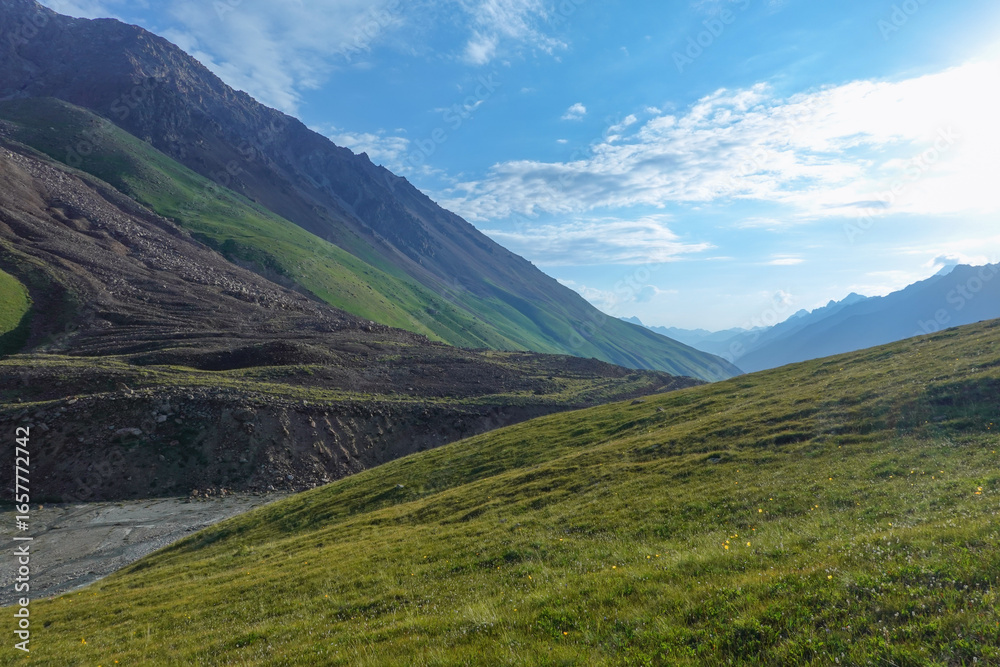 Fototapeta premium キルギス_バルスコオン-ドングルメ川沿いのトレイル