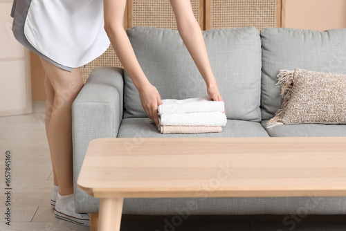 Female maid putting clean t...