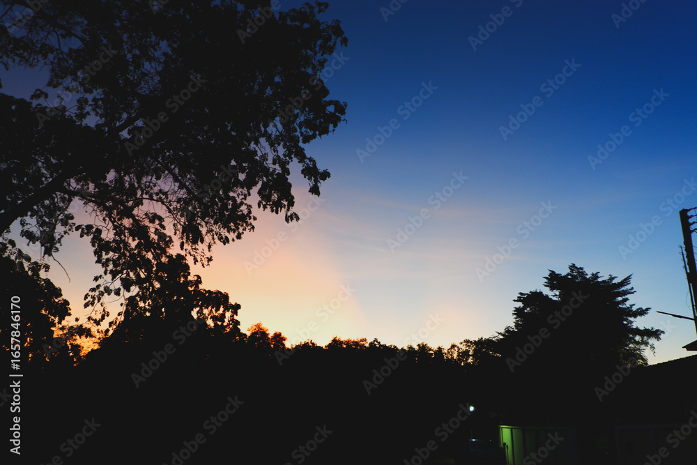 Obraz premium sunset over the city