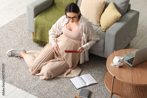 Pregnant young woman with c...