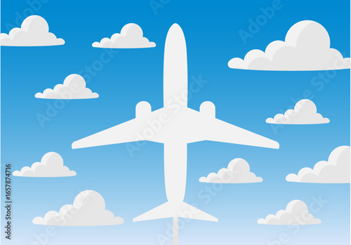 Silueta de avión viajando por cielo con nubes