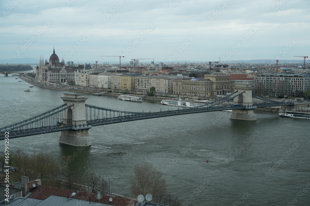 Fototapeta premium ハンガリー_ブダペスト_ブダ城から見るセーチェーニ鎖橋と国会議事堂
