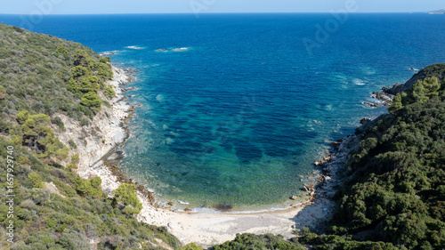 Tableau sur toile Tranquil scenery of a hidden beach with inviting turquoise waters, surrounded by