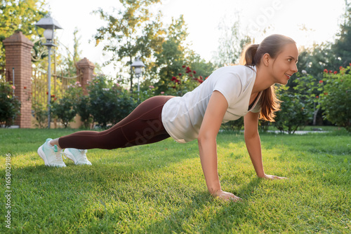 Sporty young woman doing pl...