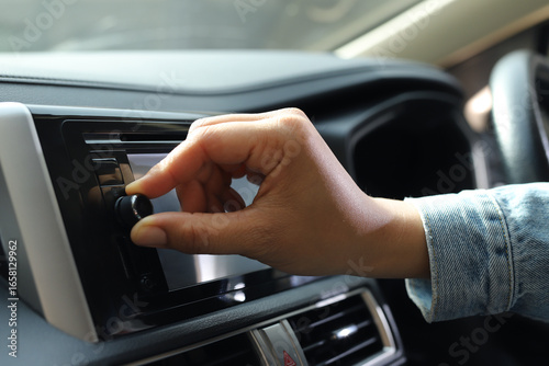Papier peint Turn on the radio to receive news in the car.