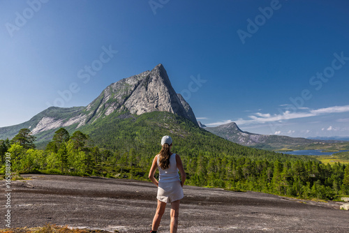Wanderin vor Granitplatte Verdensvaet bei Narvik in Nordland, Norwegen