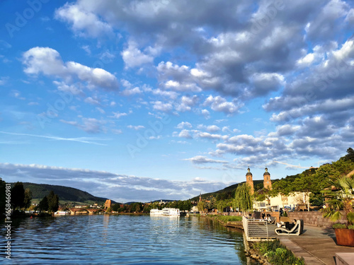 Schönes Wolkenbild über dem Fluss Main in Miltenberg in Unterfranken in Bayern in Deutschland