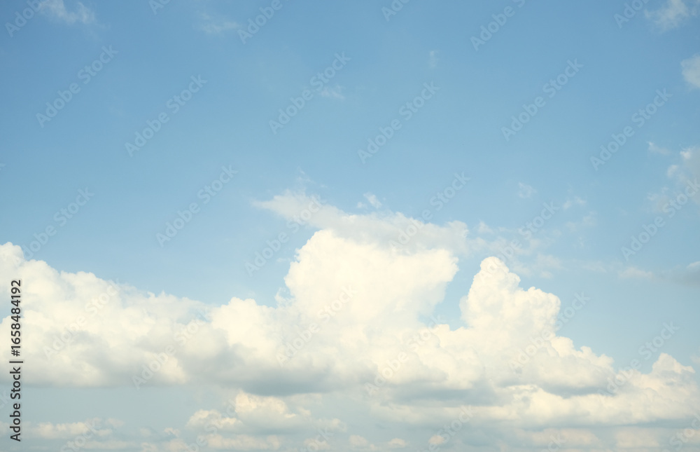 Obraz premium The sky is blue and clear with a few clouds scattered throughout