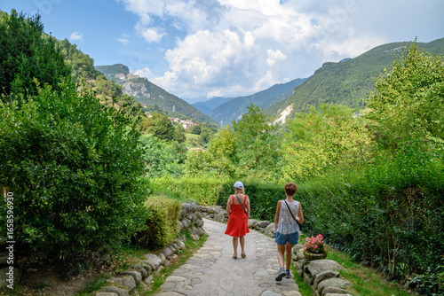 Orobie 01 - passeggiata su sentiero di montagna fra il verde e i monti