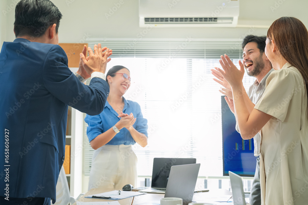 Obraz premium Group of cheerful business persons handshake and applauding Happy businessmen shaking hands on a meeting in office while their colleagues are applauding Team Teamwork Join Hands Partnership Concept