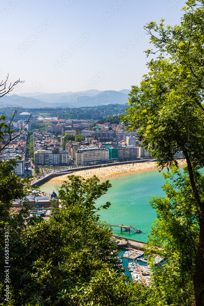 Obraz premium La Concha Bay from Mount Urgull and Castillo de la Mota