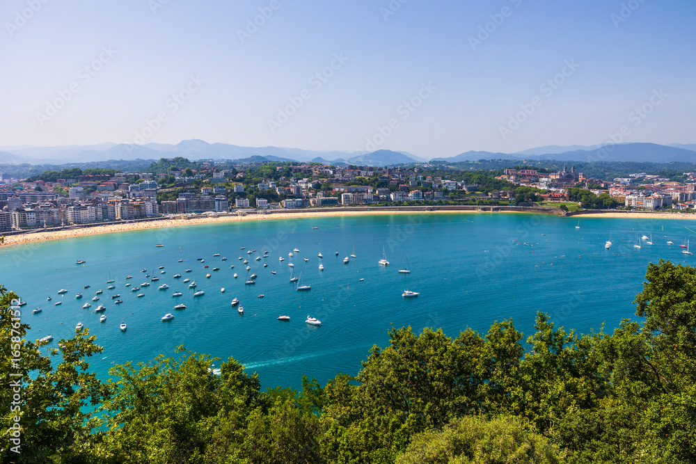 Fototapeta premium La Concha Bay from Mount Urgull and Castillo de la Mota