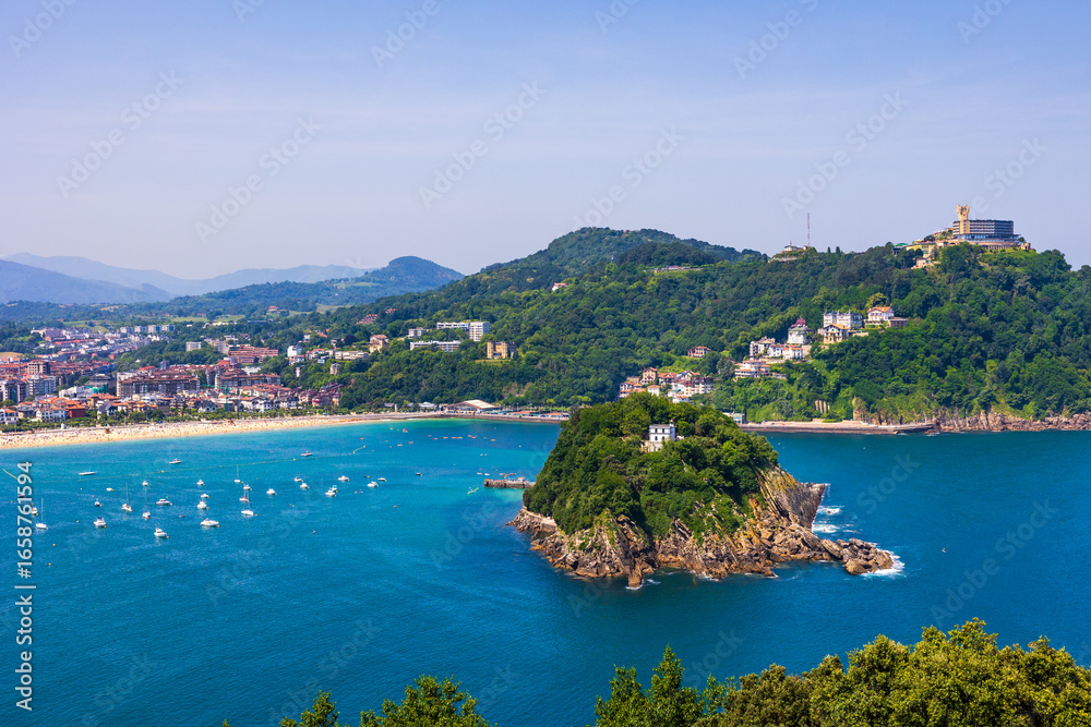 Obraz premium Panoramic View of Santa Clara Island and Mount Igueldo in La Concha Bay