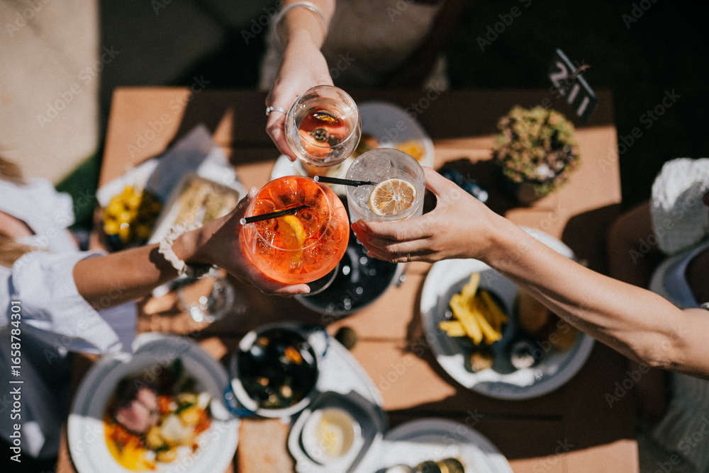 Obraz premium A group of people are celebrating with drinks and food