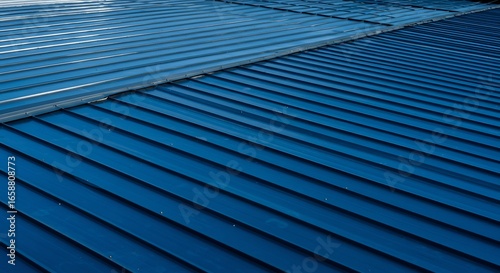 青い波状金属屋根が美しく並ぶ工場の屋根の景観