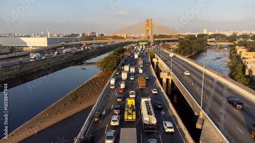 Foto Sao Paulo, Brazil, August 18, 2025:
Late Monday on the Marginal Tiete highway, rush hour, heavy traffic, and hot weather