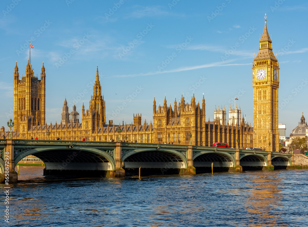 Fototapeta premium Big Ben with Houses of Parliament and Westminster bridge, London, UK