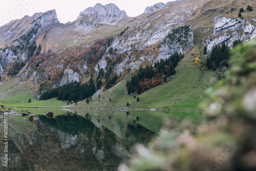 Herbstliches wandern zu einem spiegelndem Bergsee, Seealpsee, Alpstein