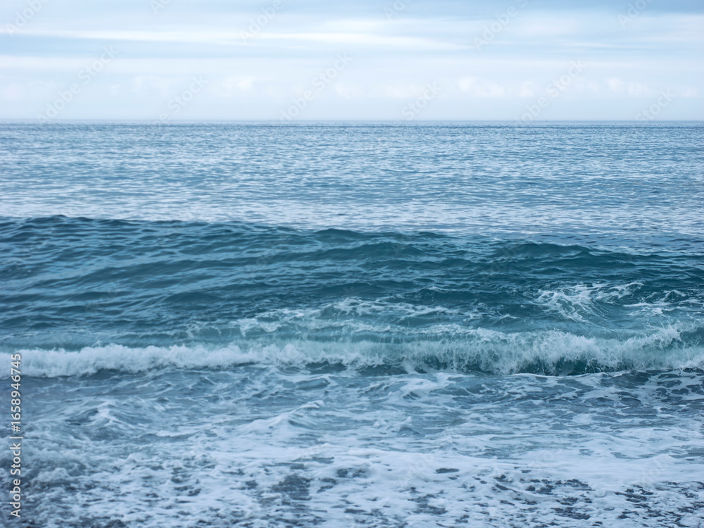 Fototapeta premium 青くきらめく太平洋の水平線