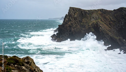 Ombak dan batu karang besar dengan langit mendung