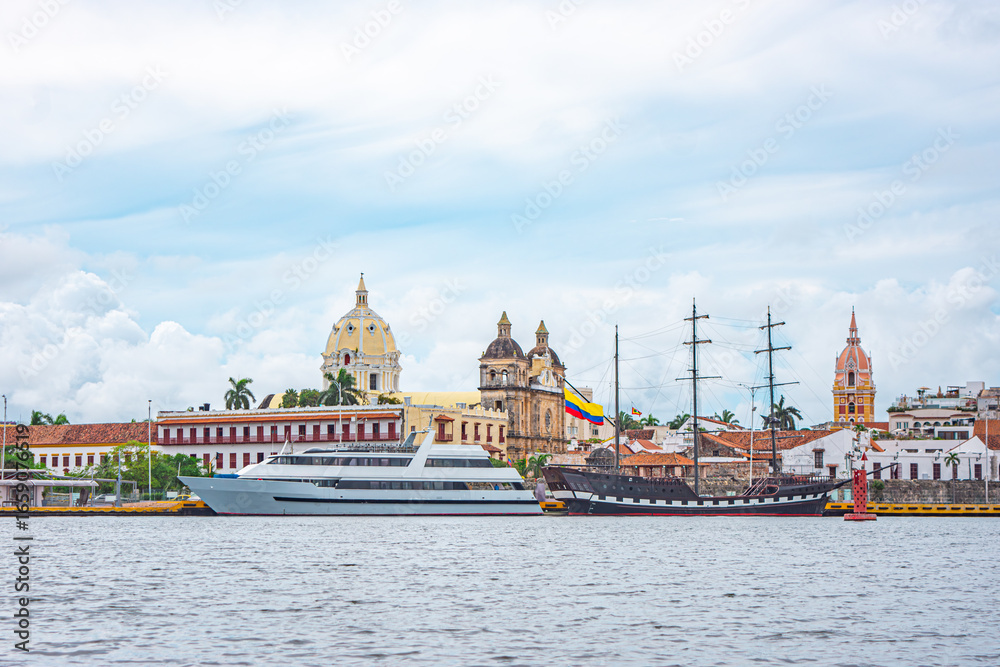 Obraz premium View of Cartagena's historic center featuring a mix of modern and historic ships along the waterfront, Colombia.