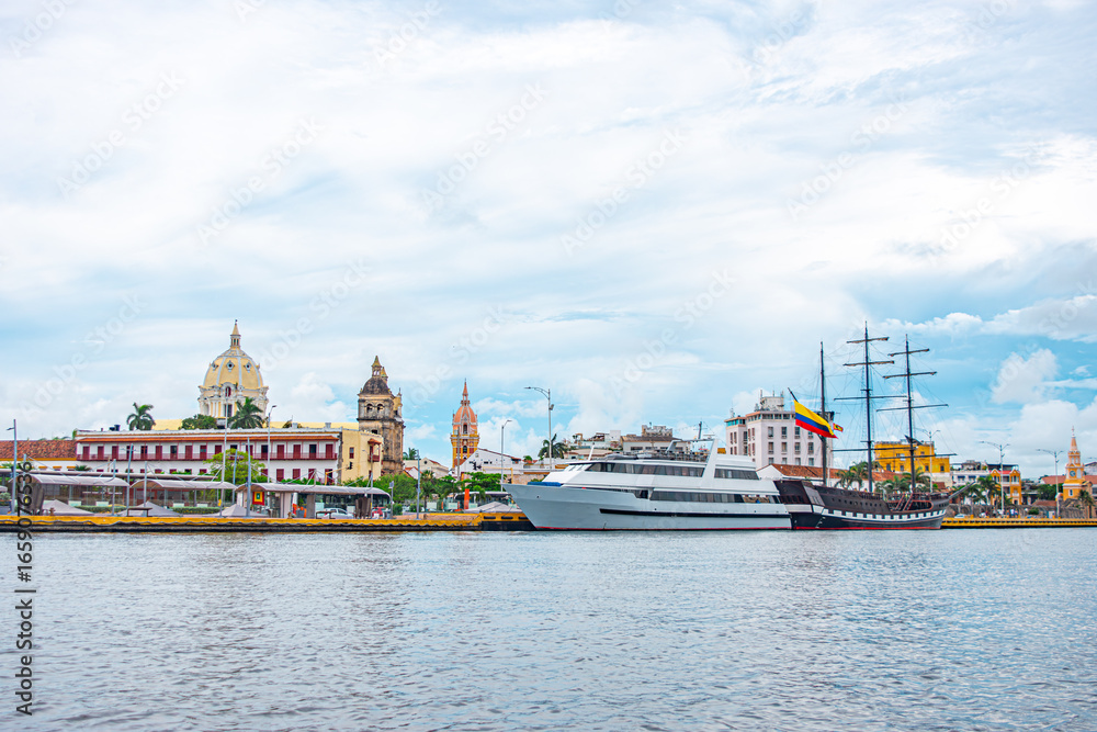 Obraz premium Stunning view of Cartagena's historic center featuring iconic architecture and boats along the water in Colombia.