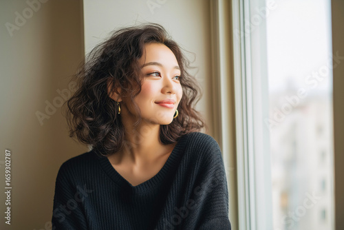窓の外を眺める日本人女性 Free Download 窓の外を眺める日本人女性 - GFXLoad