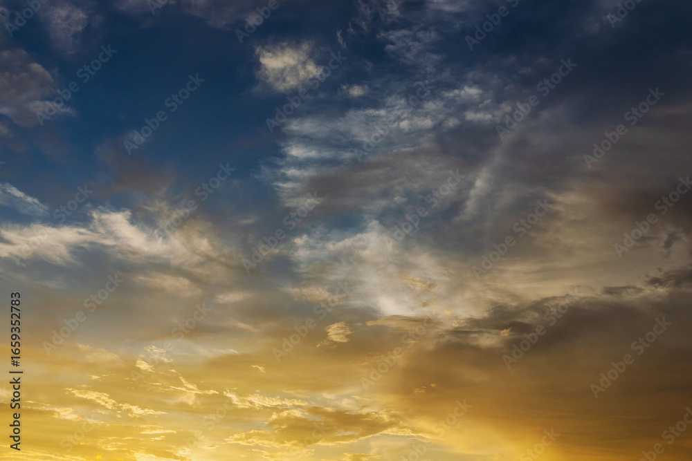Fototapeta premium 夏の空 夕暮れの時の空と雲118