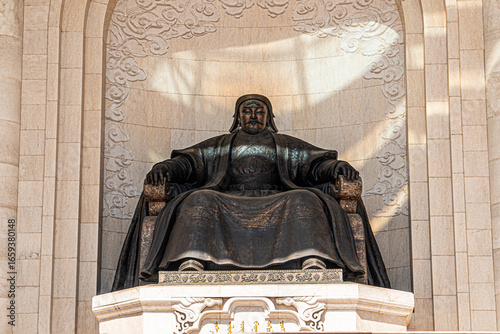 Cuadro en lienzo Genghis Khan seated statue at Government Palace in Ulaanbaatar Mongolia