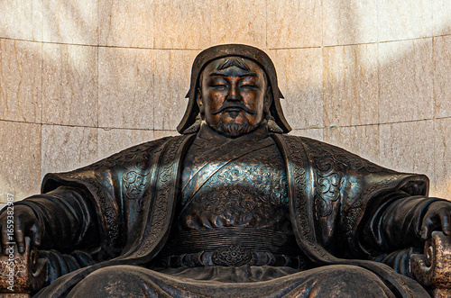 Foto Genghis Khan seated statue at Government Palace in Ulaanbaatar Mongolia