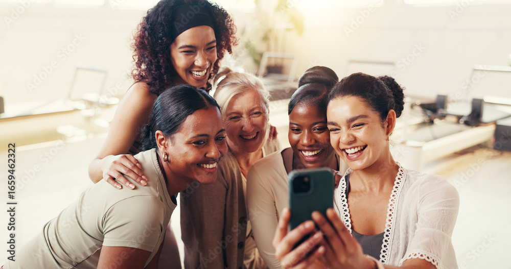 Obraz premium Selfie, happy and women in gym, fitness or profile picture for social media, team and memory on web. Bonding, people and photography in health club, friends and done with workout, smile and wellness