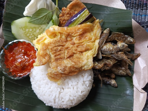 The traditional dish penyetan wader and Chicken refers to wader fish that is fried crispy and then crushed with spicy chili sauce, and traditional woven fish as a serving method or garnish. 