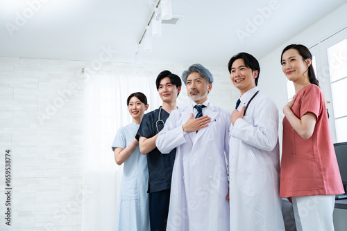 大勢の医療関係者
