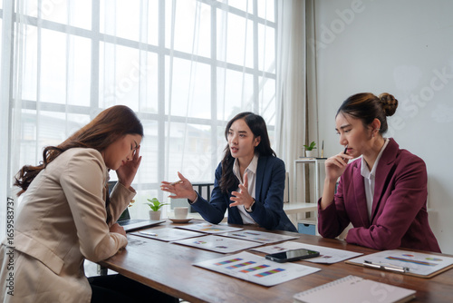 Tapeta Businesswomen arguing during a stressful meeting in the office