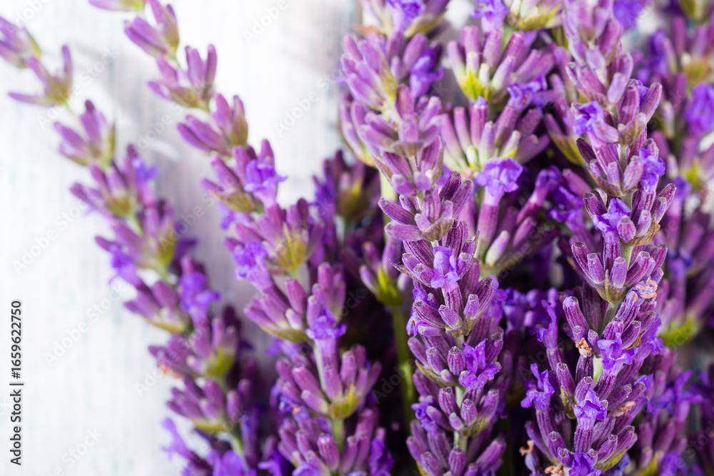 Obraz premium purple lavender flowers on white old wooden table