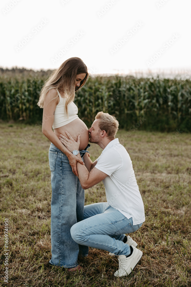 Fototapeta premium Schwangere, junge Frau mit Partner