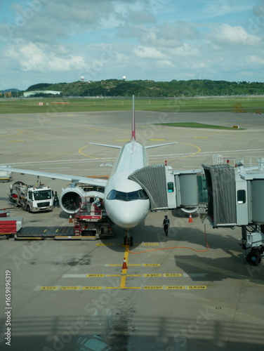 正面から見た飛行機