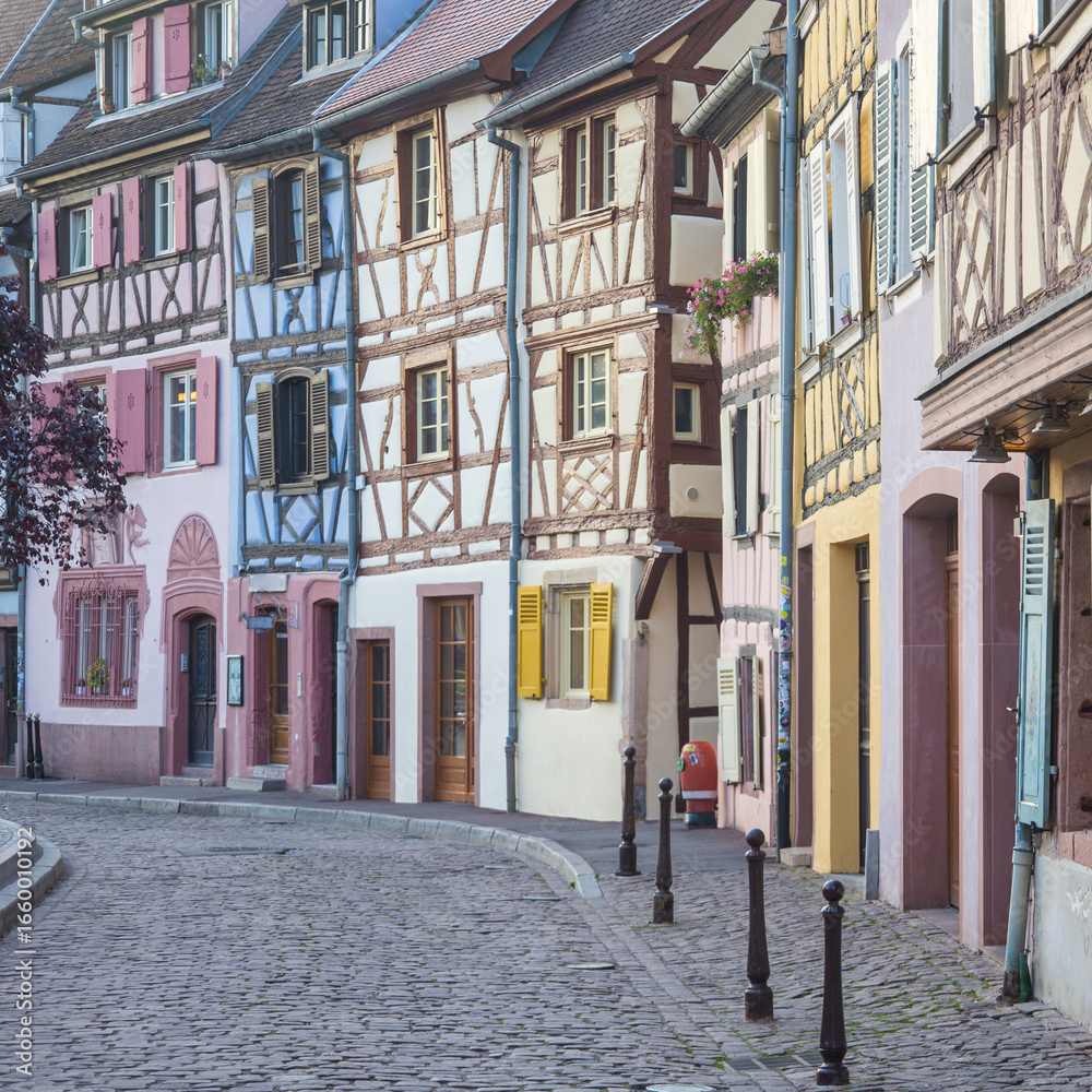 Obraz premium Le quai de la Poissonnerie à Colmar en alsace en france est un célèbre quartier touristique avec des maisons colorées à colombages