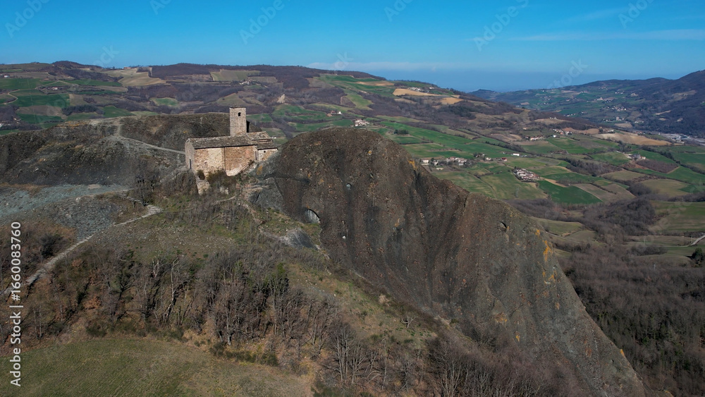 Fototapeta premium Majestic Pietra Perduca Mountain Ruins in Val Trebbia a Captivating Italian Apennine Landscape