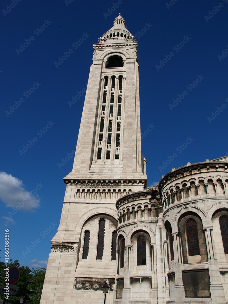Obraz premium Paris, France – Bell tower of Sacré-Cœur Basilica in Montmartre against blue sky