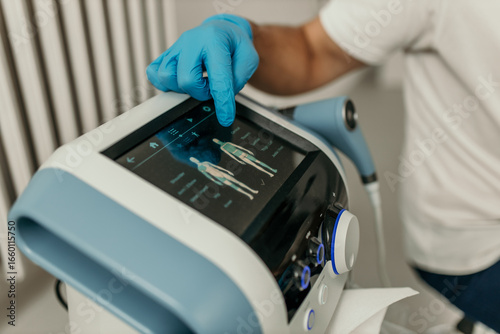 Fotografía Physiotherapist using innovative technology for body analysis and treatment