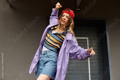 Konstfotografi Summer spirit shines through effortless style and playful energy in vibrant urba