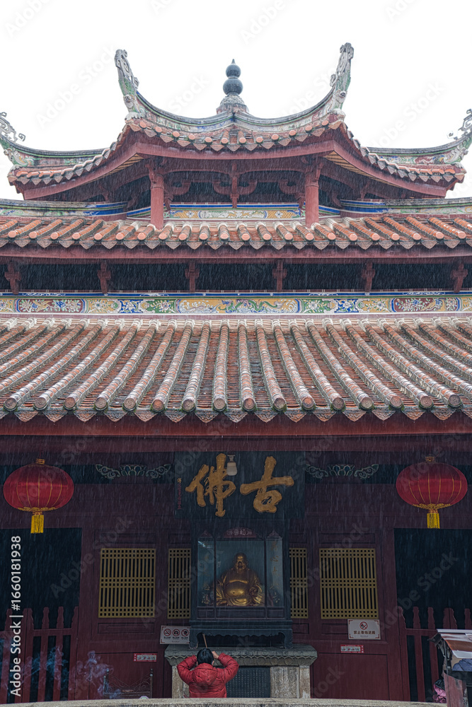 Fototapeta premium Traditional Chinese Buddhist temple architecture during rain