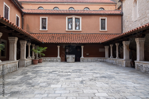Tableau sur toile The courtyard Church and convent of St Francis in Split, Croatia