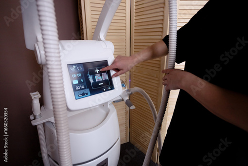 Billede på lærred The process of setting up the LPG massage device