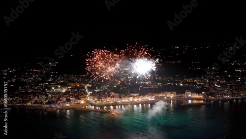 Fuochi d'artificio ripresi col drone.
la festa del patrono di Santa Maria di Castellabate nel sud Italia.
Spettacolo pirotecnico sul mare del Cilento durante i festeggiamenti.