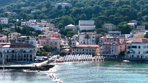 Il Lungomare di Santa Maria di Castellabate, località turistica del sud Italia.
Vista aerea della spiaggia e del borgo marinaro del Cilento. 4K