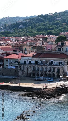 Il Lungomare di Santa Maria di Castellabate, località turistica del sud Italia.
Vista aerea della spiaggia e del borgo marinaro del golfo di Napoli.